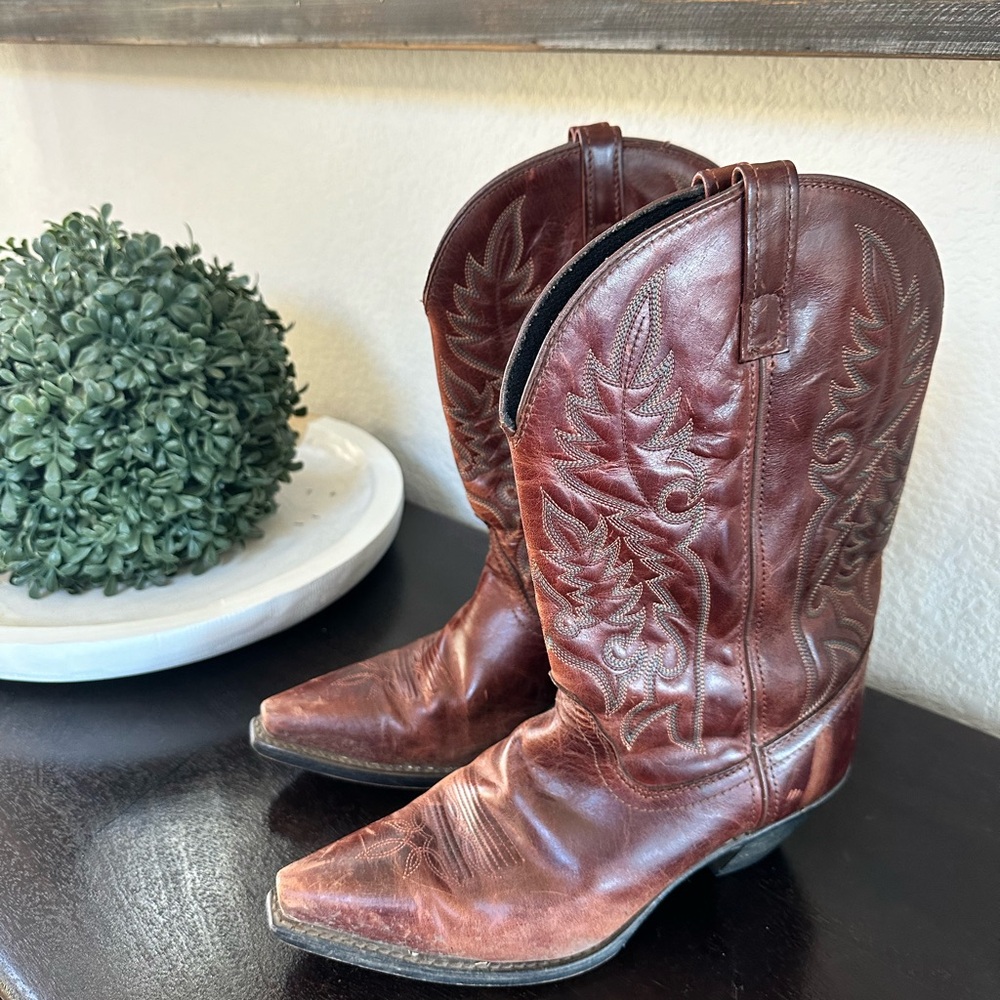 Laredo woman’s brown leather cowboy boots 9.5